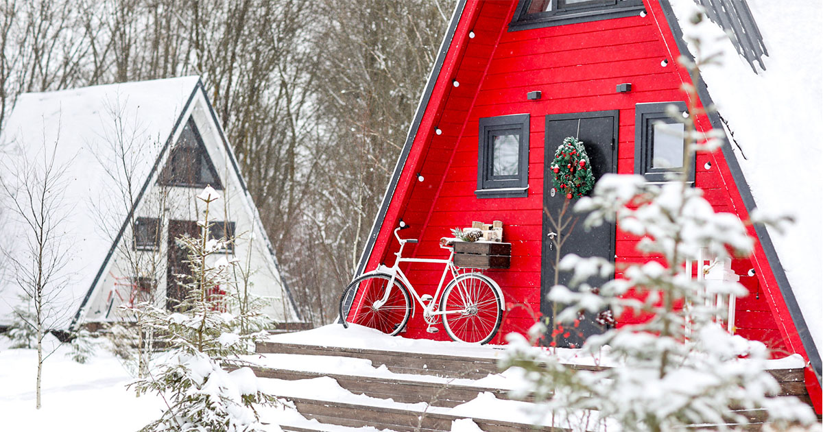 Красный и белый домики a-frame в глэмпинге